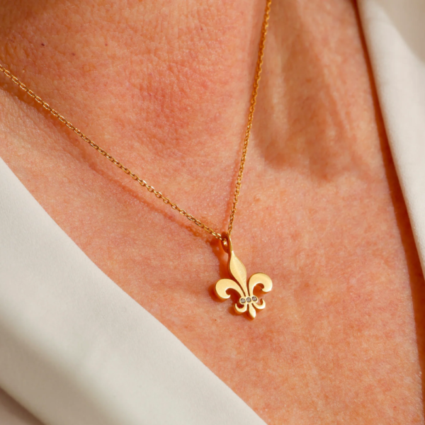 Candle Le Bassin de Neptune Necklace inside